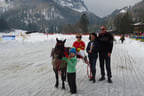 Siegerpony Bella mit Lisa Weil und Sponsorin Kathi Schwaiger von der Sparkasse St. Johann