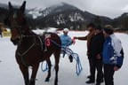 Siegerpferd Elektra mit Fahrer Josef Hauser und den Sponsoren TVB Kitzbüheler Alpen